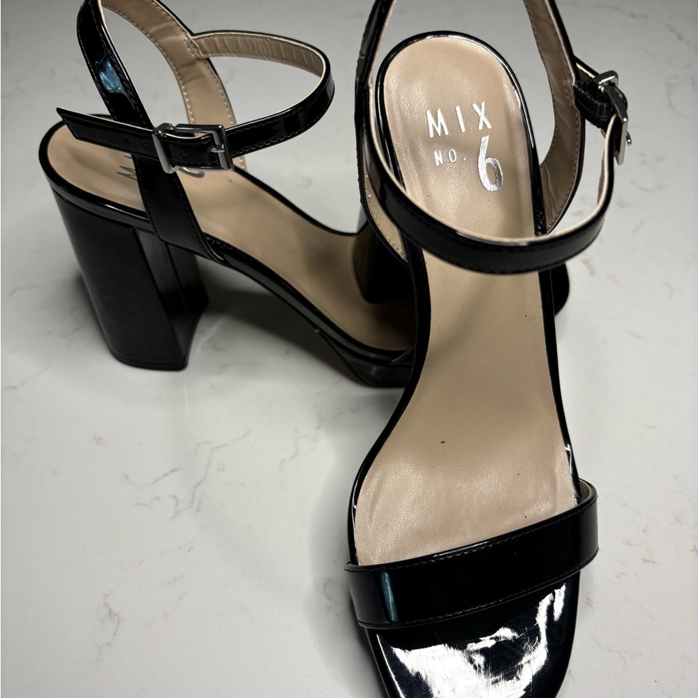Elegant Black Stiletto Heels with Sleek Design and Comfortable Fit